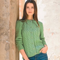 Зеленая кофта с косами