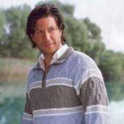 Мужской вязаный полосатый пуловер из рельефных узоров