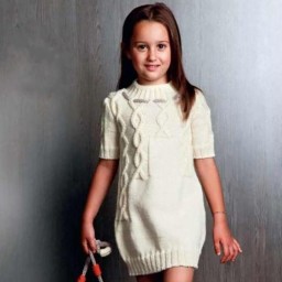 Вязаное платье спицами, гетры и сумка для девочки