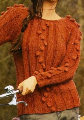 ​Пуловер-реглан с шишечками спицами