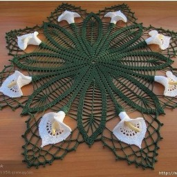 Круглая салфетка крючком с цветами каллами. Схема