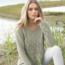 Салатовый пуловер с ажурным узором.