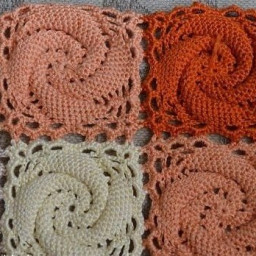 ​Вяжем квадрат с выпуклой спиралью