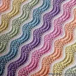 Разноцветный волнистый узор спицами