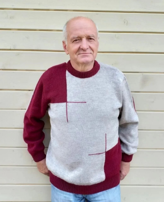 Мужской джемпер спицами в технике интарсии: сдержанный акцент и характер