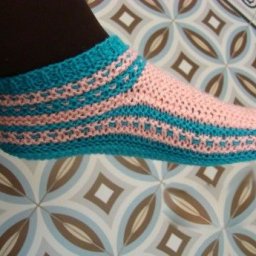 Симпатичные тапочки с бирюзовыми полосками