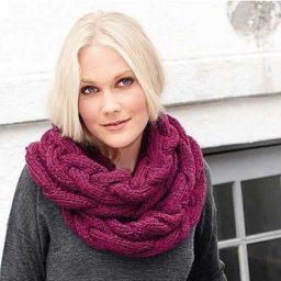 Стильный комплект из шарфа и снуда