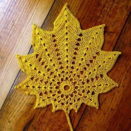 Чудесные золотые листья в качестве салфеток для сервировки стола