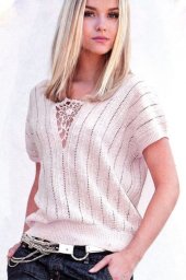 Джемпер со спущенным плечом с ажурной вставкой в технике сцепного кружева