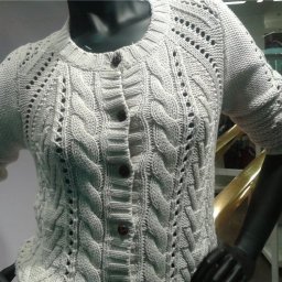 Симпатичный кардиган для любителей вязать спицами