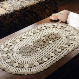 Крупная двухцветная салфетка, связанная крючком