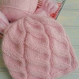 Нежная шапочка, связанная спицами