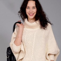 Светлый свитер с широкими рукавами