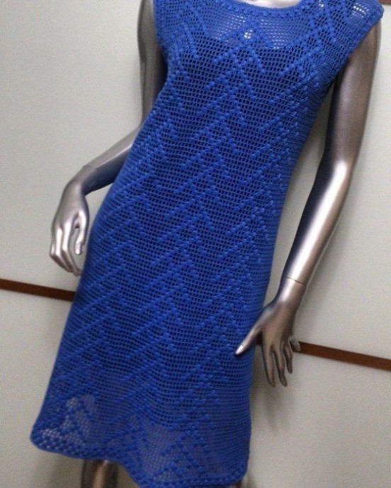 Эффектное платье в технике филейного вязания