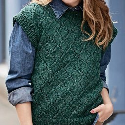 Зеленая безрукавка с узором из ромбов