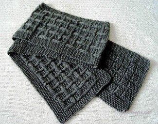 Мужской шарф простым, но эффектным узором спицами