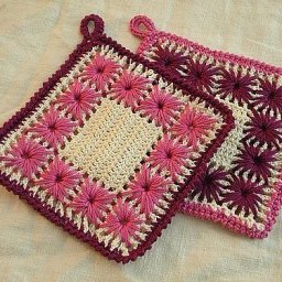 Прихватка, связанная крючком, украшенная вышивкой