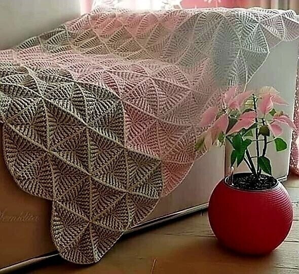 Вязаный плед из мотивов-треугольников