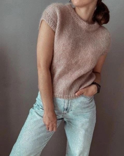 Пудровый жилет, связанный спицами — вещь, делающая образ мягким, женственным и современным Пудровый жилет, связанный спицами — вещь, делающая образ мягким, женственным и современным