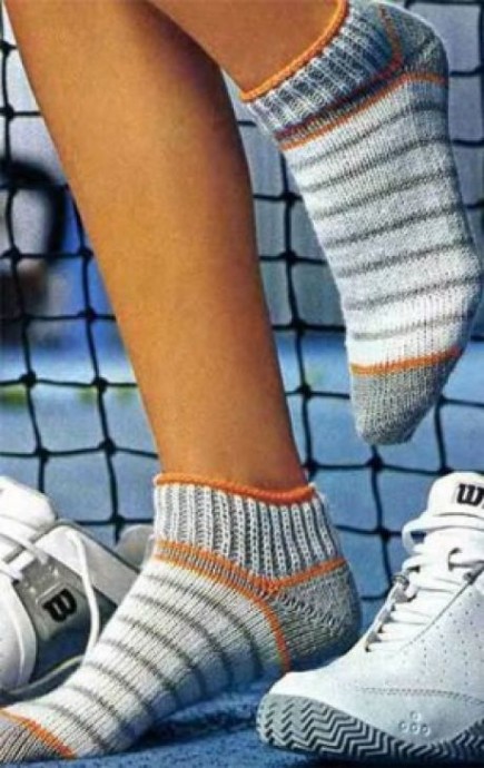 Короткие полосатые вязаные носки для занятия спортом