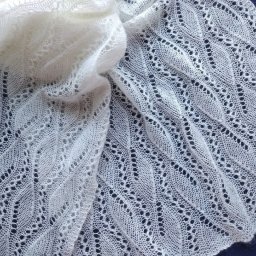 Нежный палантин спицами