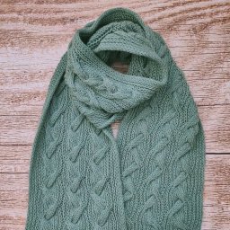 Описание красивого шарфа патентным узором с косами, вяжем спицами