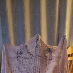 Первая связанная шаль «Вишневый цвет»