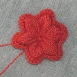 Учимся вязать объемный цветок спицами