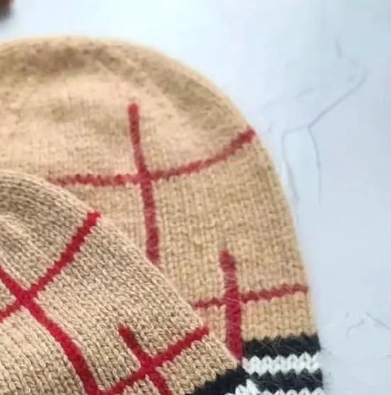 Шапка в стиле Burberry Шапка в стиле Burberry