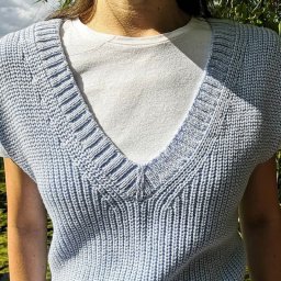 Жилет связан снизу вверх единым полотном.