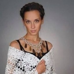 Стильный палантин из вязаных мотивов