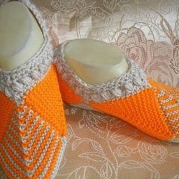 Яркие следочки спицами