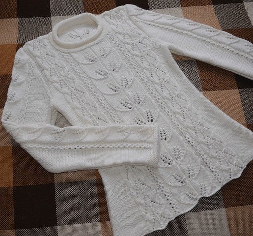 Пуловер с ажурным узором и узором листики спицами