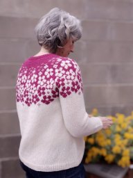 Джемпер с круглой жаккардовой кокеткой с цветами