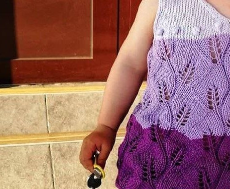 Трехцветная майка для девочки, вяжем спицами