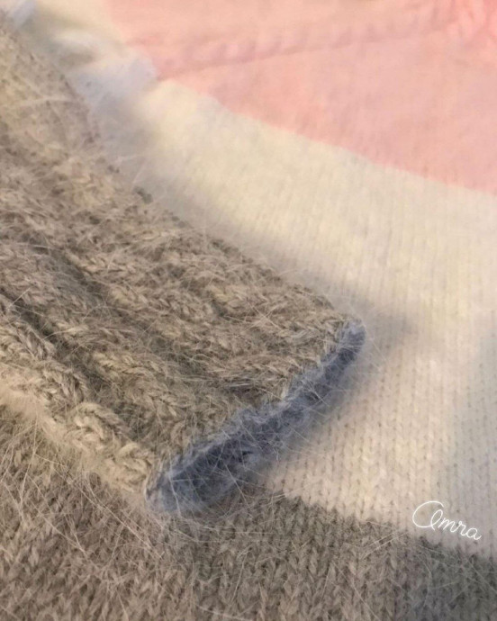 Серо-розовый свитер спицами