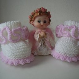 Праздничные пинетки, вязаные спицами