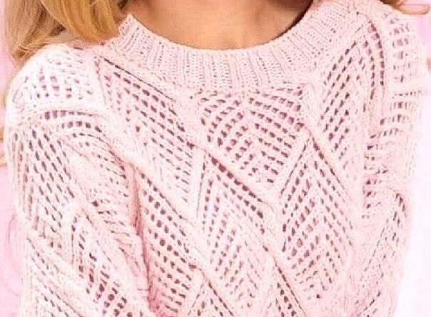 Нежный розовый пуловер спицами