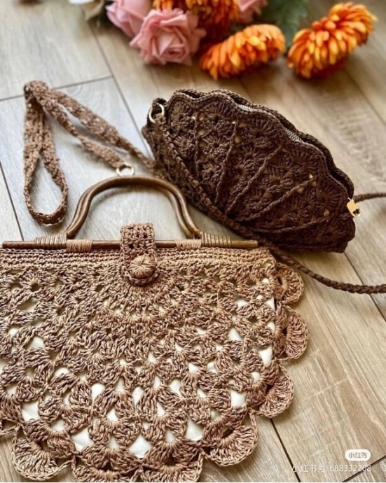 Сумка в форме полукруга &mdash; это тот самый летний акцент, который делает образ завершённым