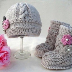 ​Теплые пинетки с косами, связанные спицами