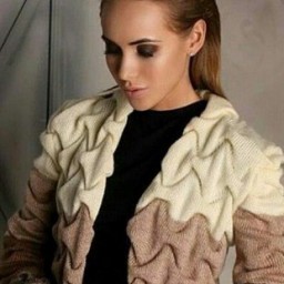 ​Жакет, удлиненной формы связан спицами.