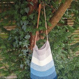 Вязаная летняя сумка на длинном ремешке