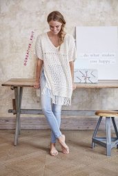 Белое пончо, связанное спицами: стильный акцент вашего гардероба