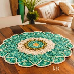 Интерьерная салфетка с красивым цветочным орнаментом по центру