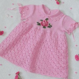 Нежное детской платье, украшенное вышивкой