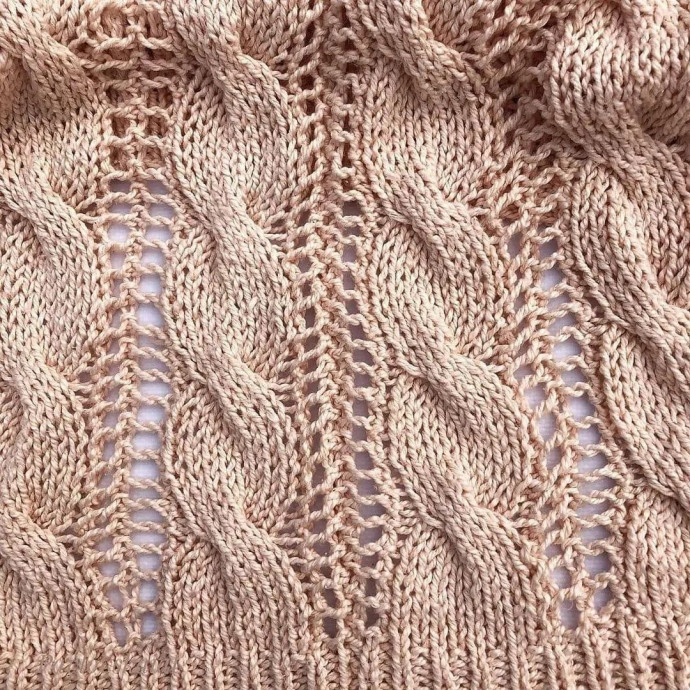 Бежевый джемпер спицами