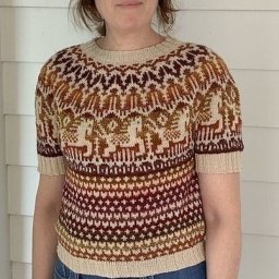 Кофточка с коротким рукавом. круглая жаккардовая кокетка. Спицы