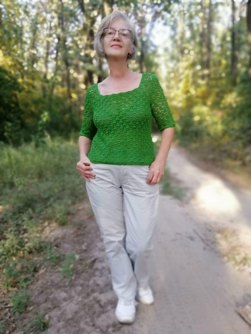 Зелёная короткая кофточка