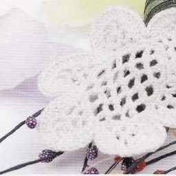 Милый вязаный цветочек