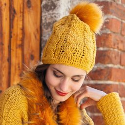 Шапка с «косами» и помпоном из искусственного меха